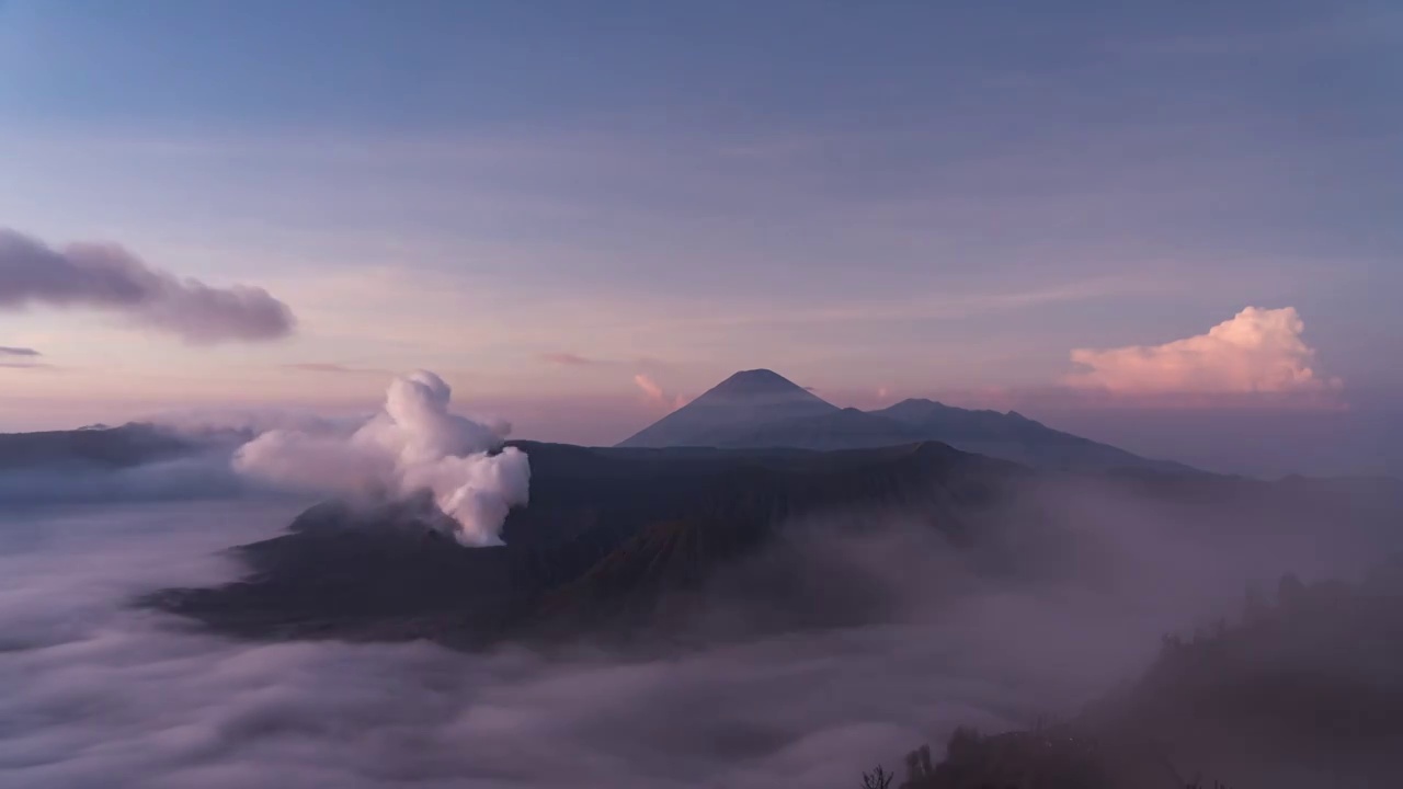 印尼布罗莫火山日出延时云雾缭绕视频下载