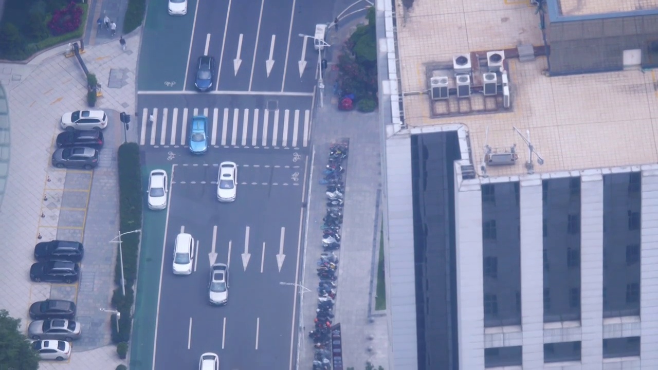 高空中监控镜头跟随路面汽车向前移动航拍行驶中汽车和多车道市区公路繁华商业区市中心实时交通路况车辆追踪视频素材