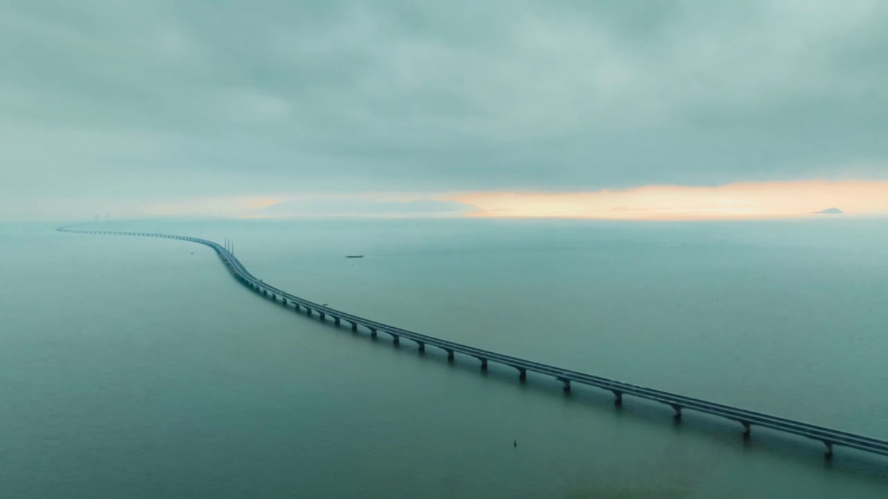 航拍港珠澳大桥云雾延时视频素材