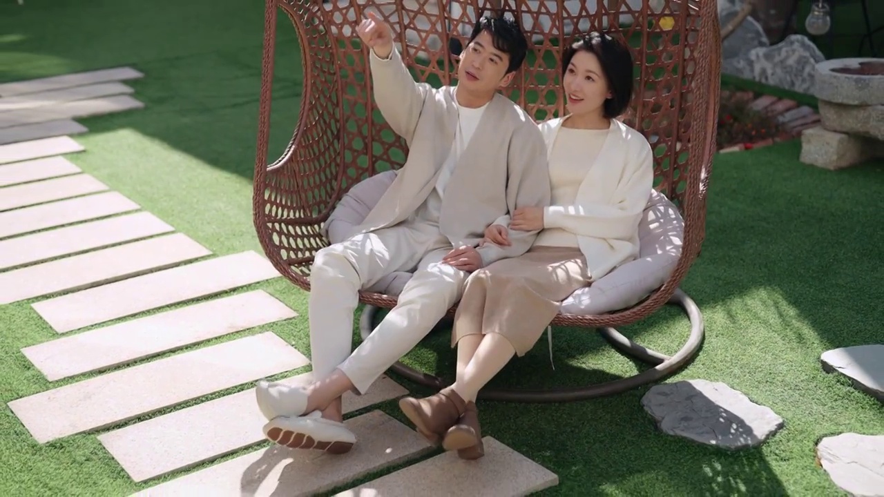 快乐的年轻夫妇坐在吊椅上视频下载