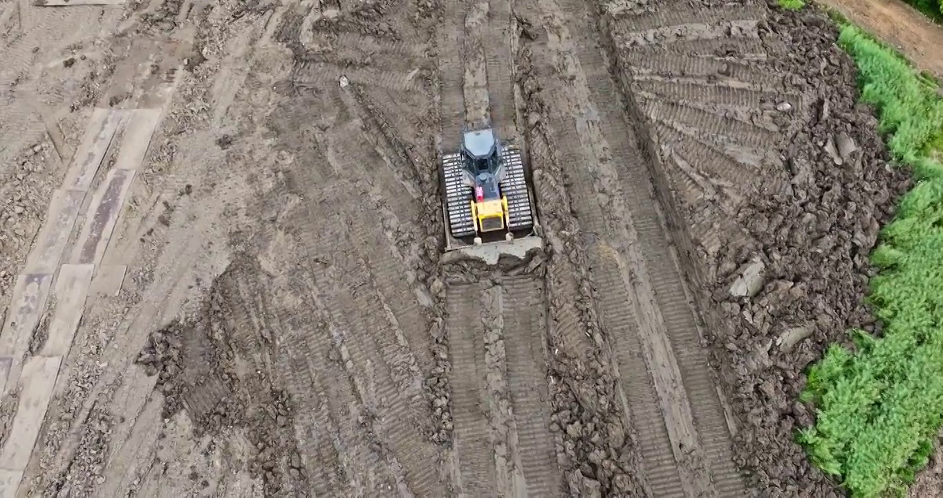 挖掘机在工地挖掘土方视频下载