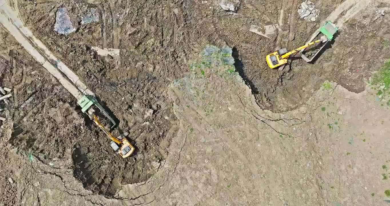 建筑工地工作的挖掘机和环境景观视频下载