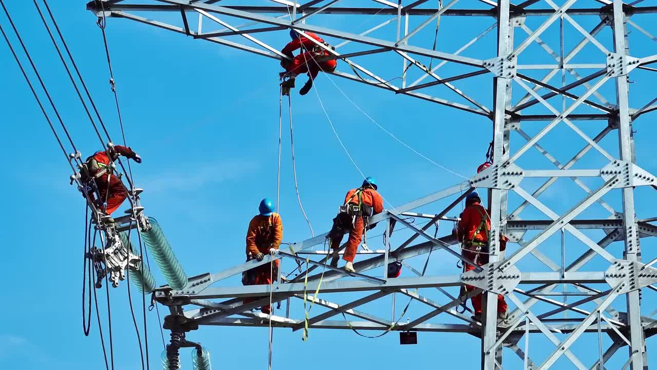 电力维修工人在高压电塔上工作视频下载