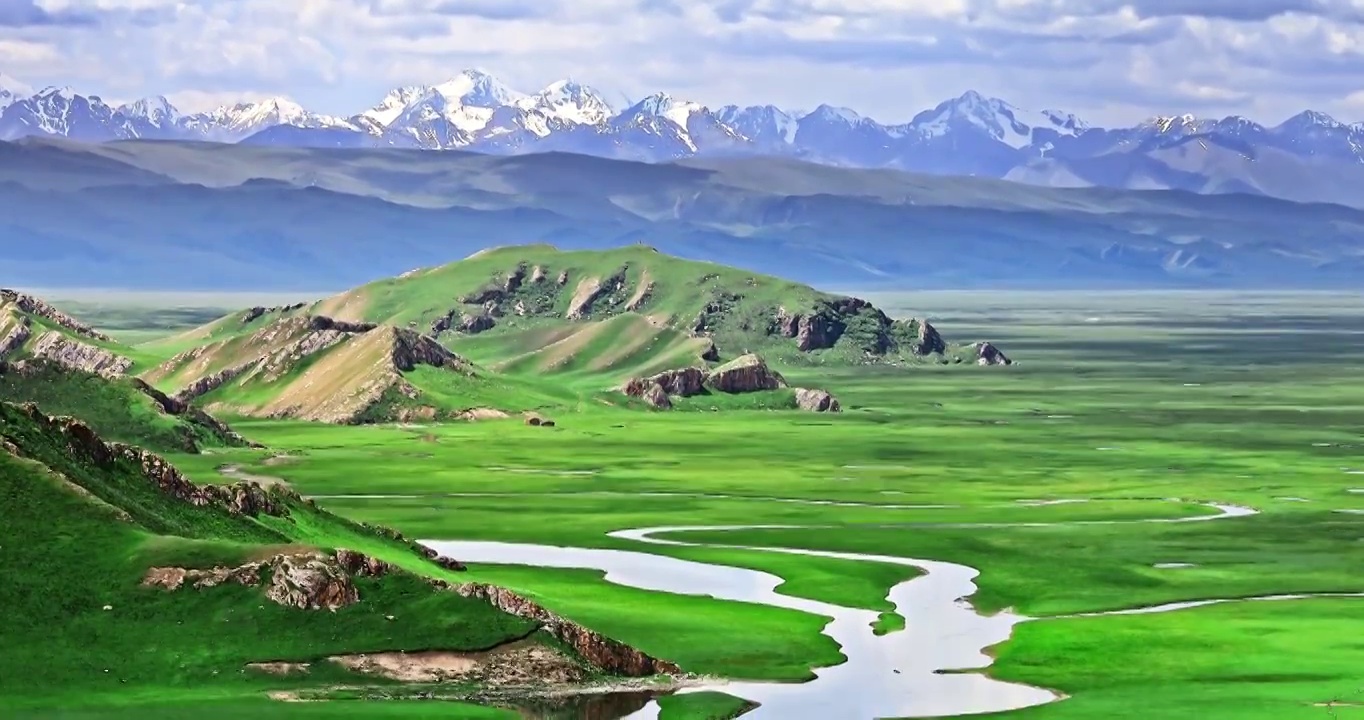 中国新疆蓝天下的山脉河流自然风光视频下载