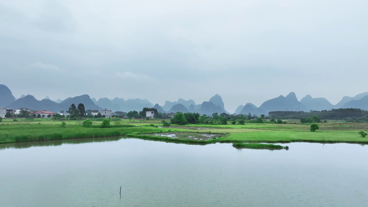 雨后山边的村庄和绿色的稻田视频素材