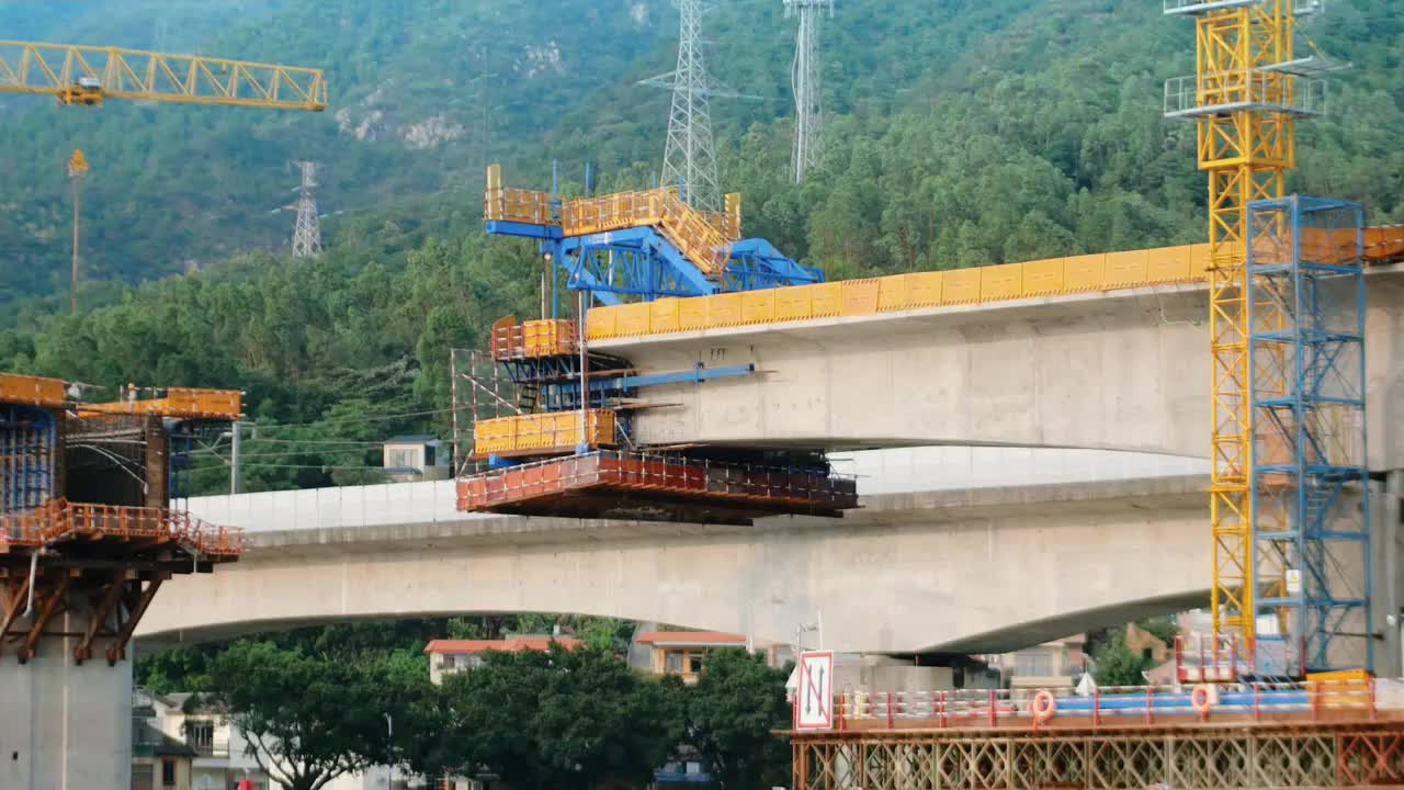 正在建设中的高铁跨江大桥中国基础建设工程铁路桥段施工钢筋水泥主塔墩栈桥基建主体桥梁阶段线路高架桥现场视频素材