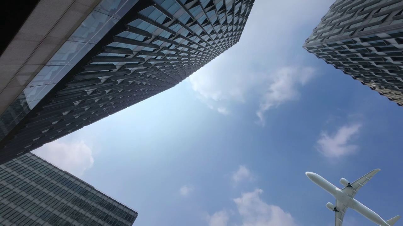 飞机在摩天大楼大厦上空飞行视频下载