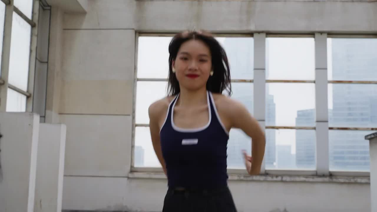 美女城市楼顶跳舞街舞爵士拉丁律动青春视频下载