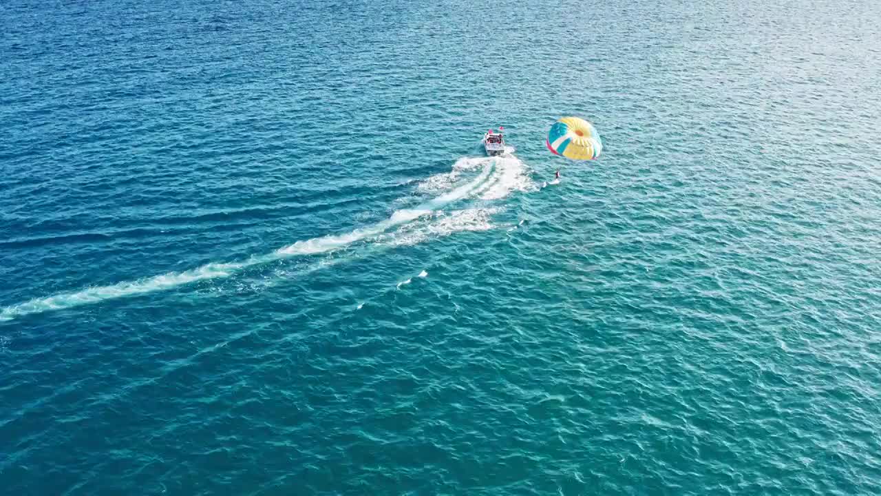 三亚海上运动快艇彩虹拖伞 海上高空拖曳伞视频下载