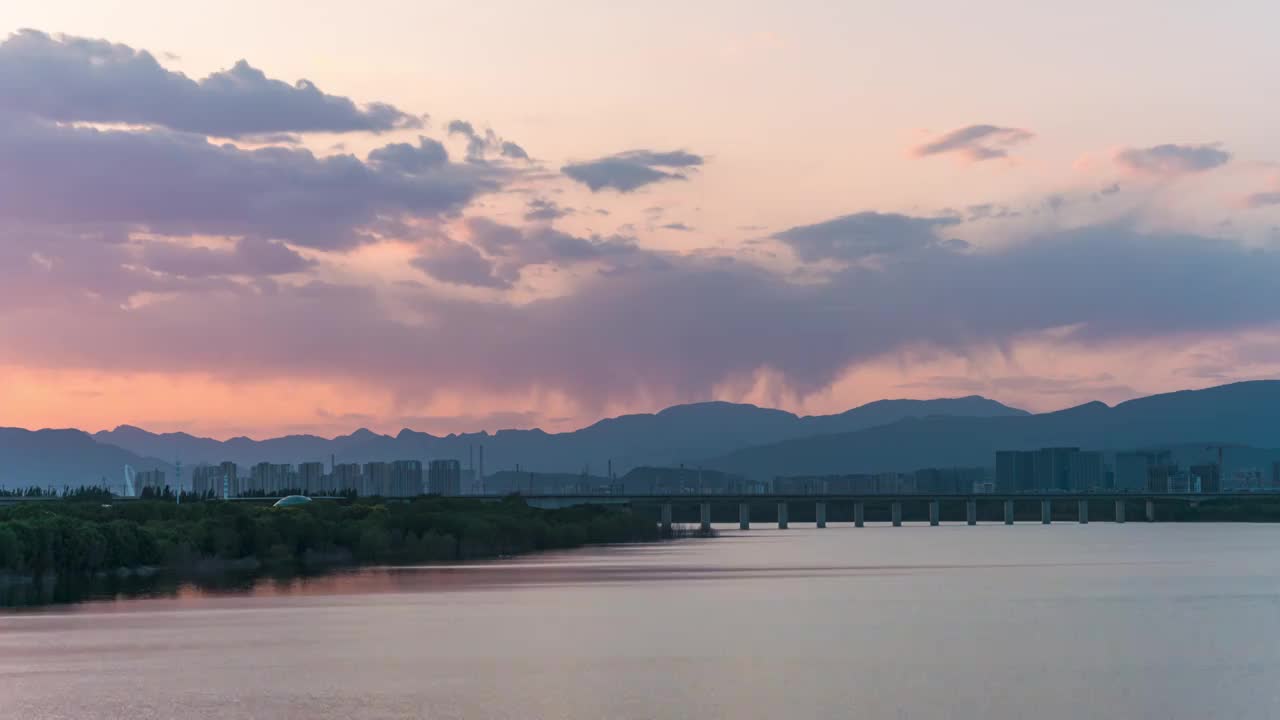 北京园博湖出现雨幡天文现象视频素材