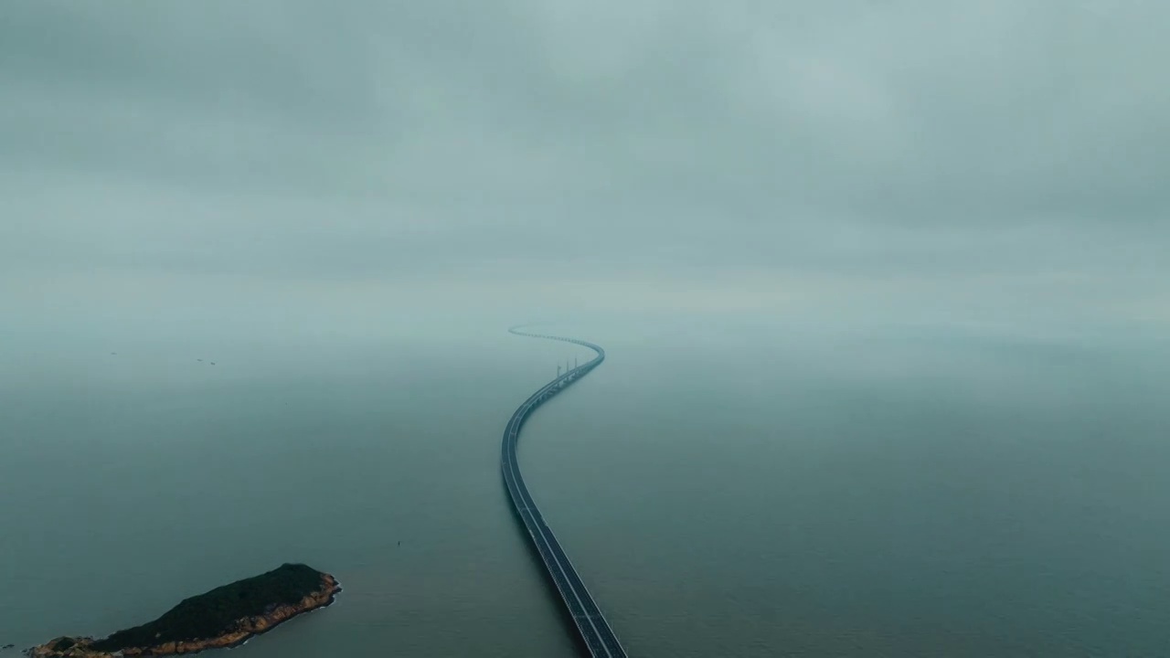 航拍港珠澳大桥云雾延时视频素材