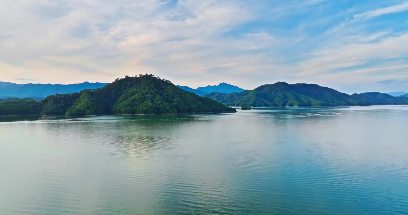 中国杭州千岛湖日落时水面和山脉美景视频素材