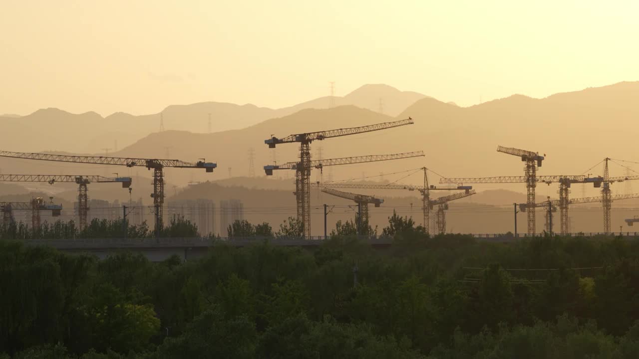 夕阳中行驶在建设中北京园博数字经济产业园前的高速列车视频下载