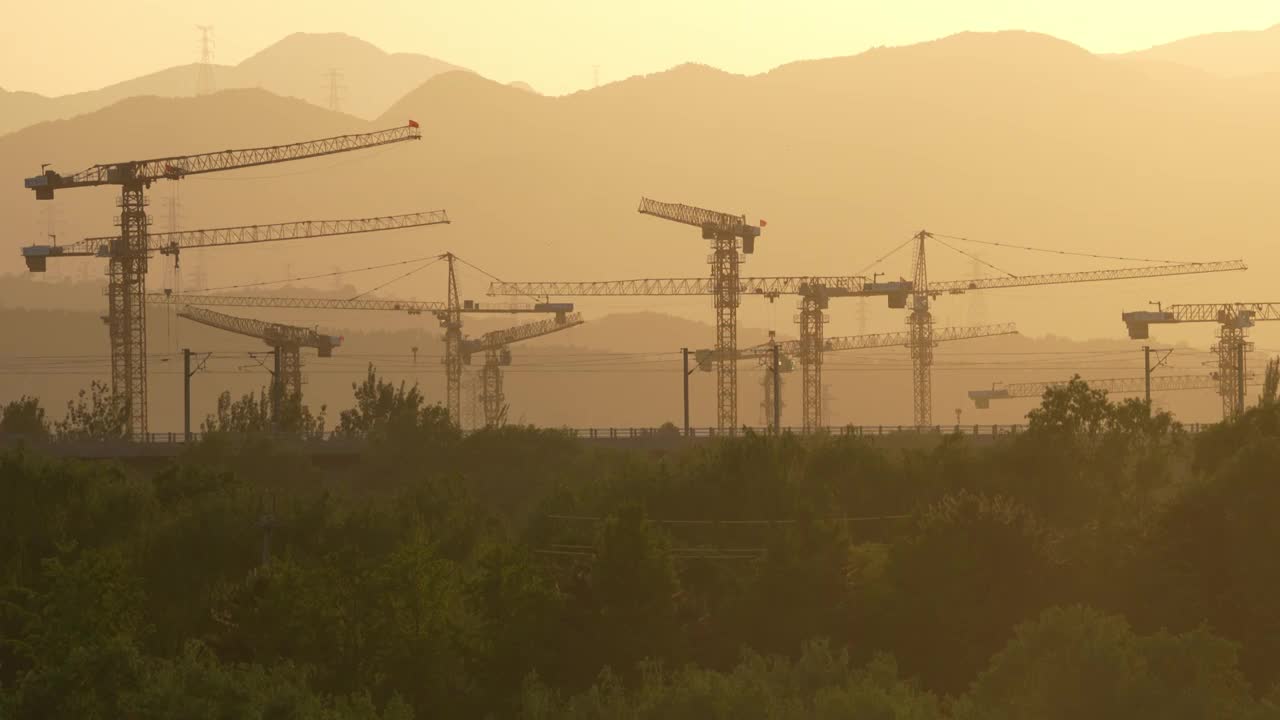 夕阳中行驶在建设中北京园博数字经济产业园前的高速列车视频下载