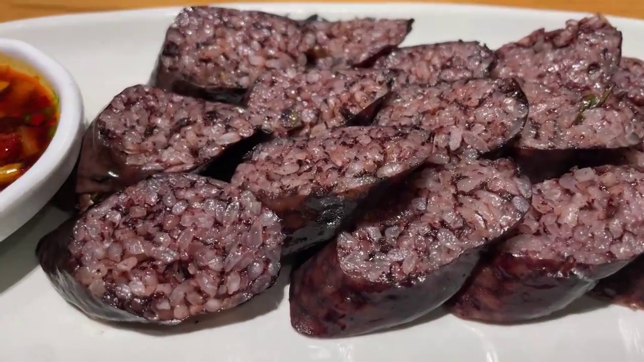 吉林延边 延吉 一家朝鲜族餐馆内售卖的新鲜的猪血 米肠 糯米肠 辣椒酱 蘸料视频素材
