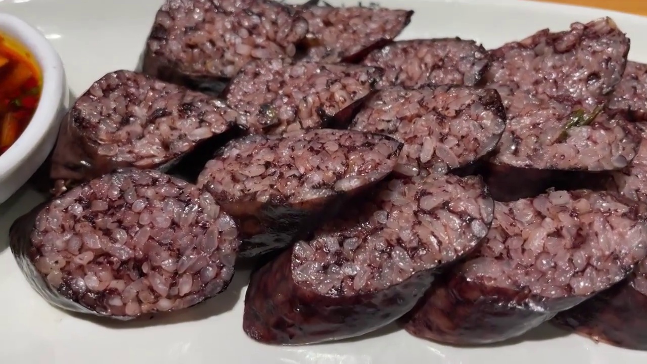 吉林延边 延吉 一家朝鲜族餐馆内售卖的新鲜的猪血 米肠 糯米肠 辣椒酱 蘸料视频素材