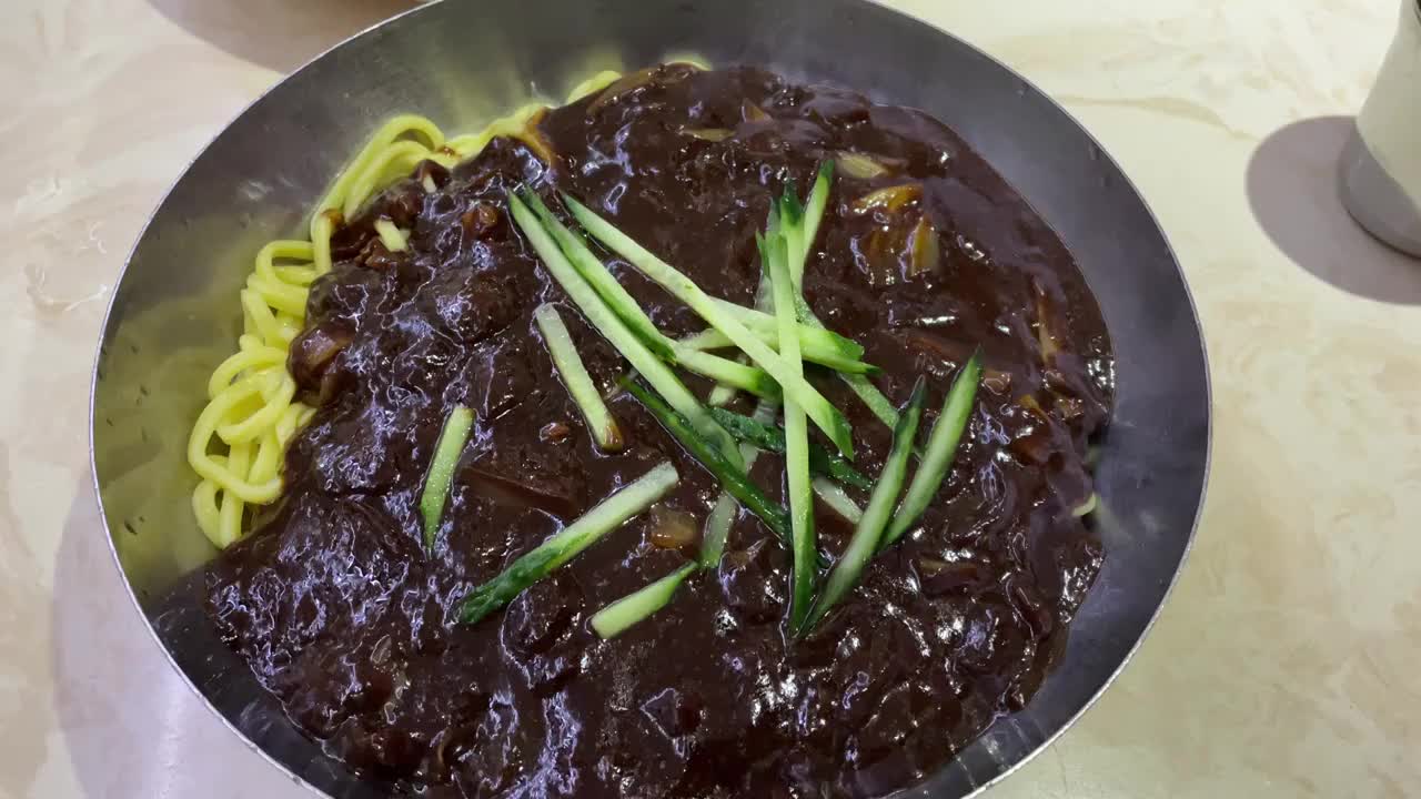 吉林延边 延吉 一家朝鲜族餐馆内售卖的热腾腾的朝鲜炸酱面 青瓜丝视频素材