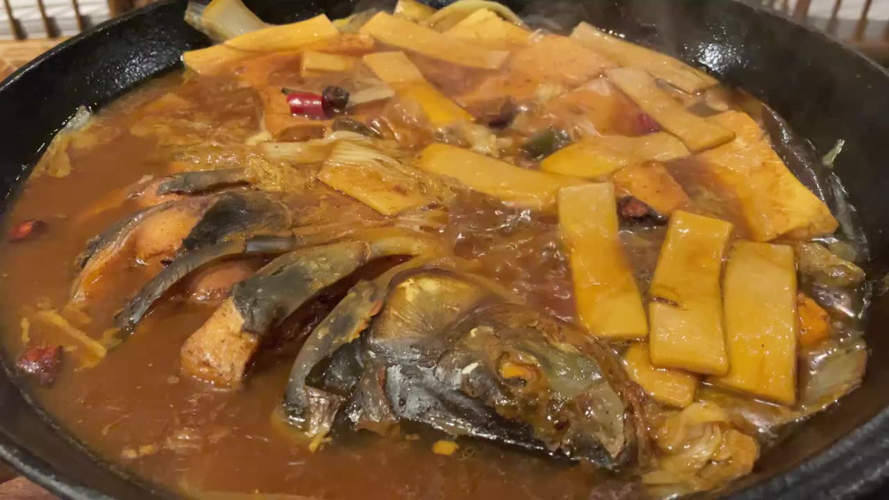 吉林白山市 一家餐馆内售卖的东北特色铁锅炖大鱼 粉条 面食 沸腾视频素材