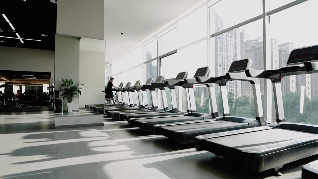 健身房里用跑步机运动视频下载