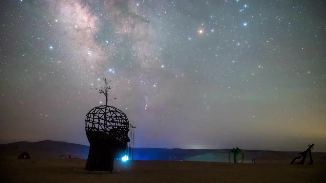 星空延时-人工智能科幻雕塑与星空-民勤沙漠雕塑园视频下载
