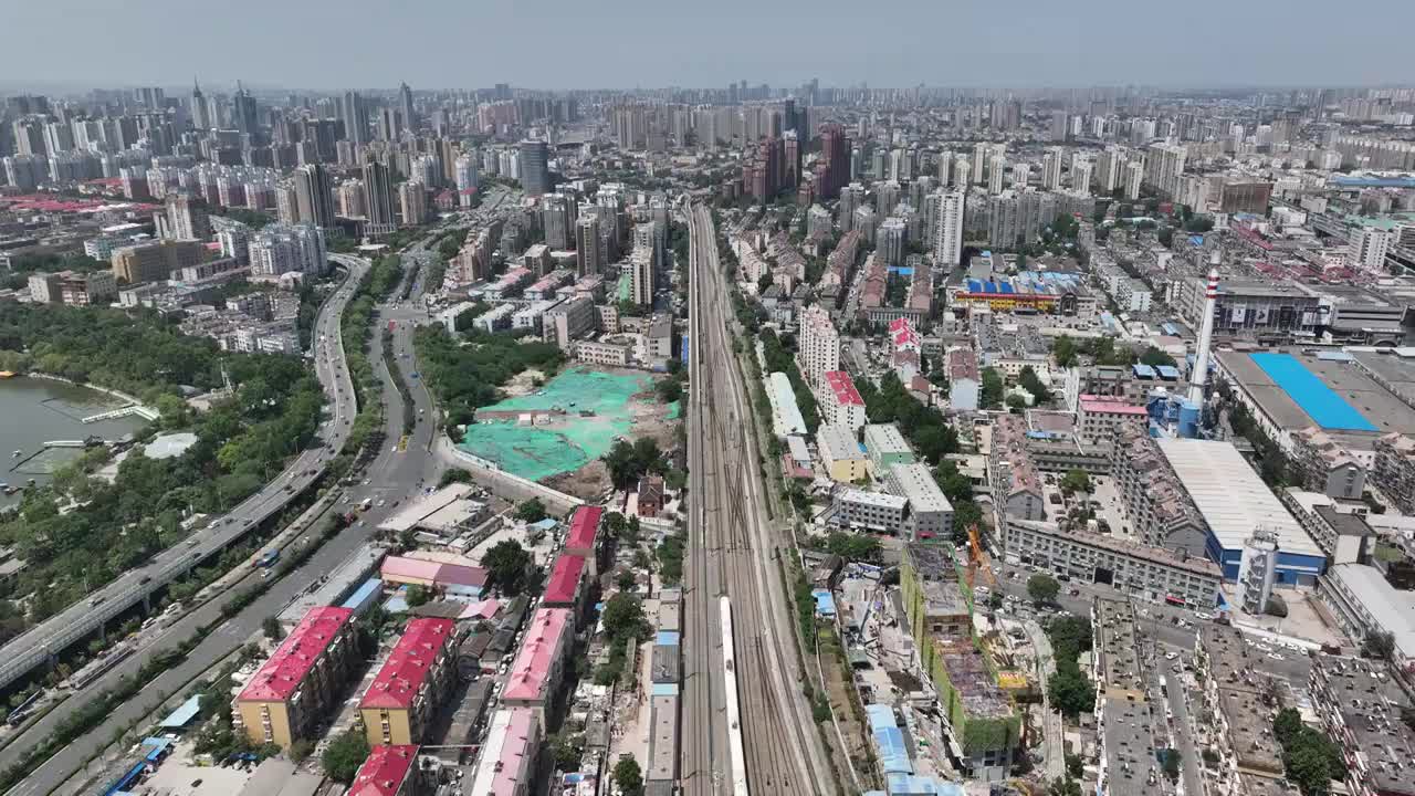 中国山东济南铁路高架桥上行驶中的动车视频下载