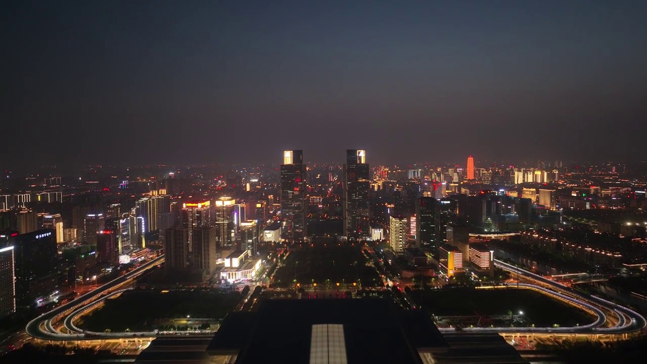河南省郑州市高铁站郑州东站与都市天际线夜景航拍视角视频下载