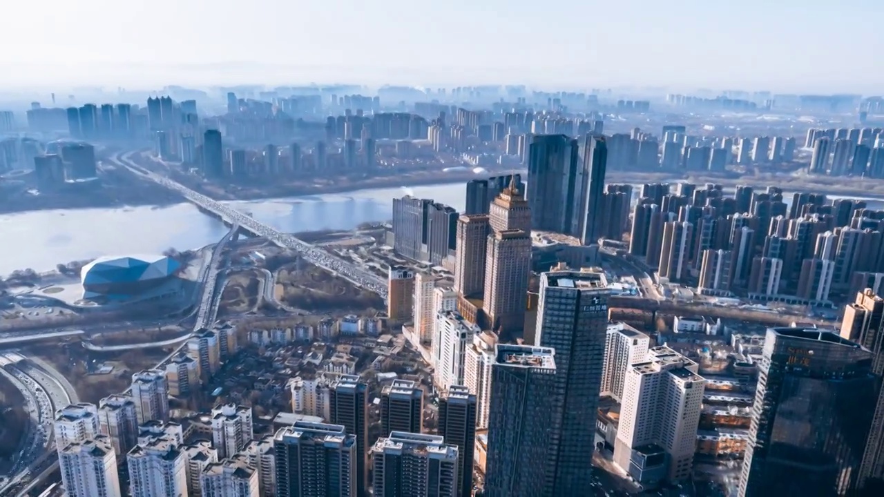 中国辽宁沈阳浑河沿岸城市天际线清晨航拍风光延时摄影视频素材
