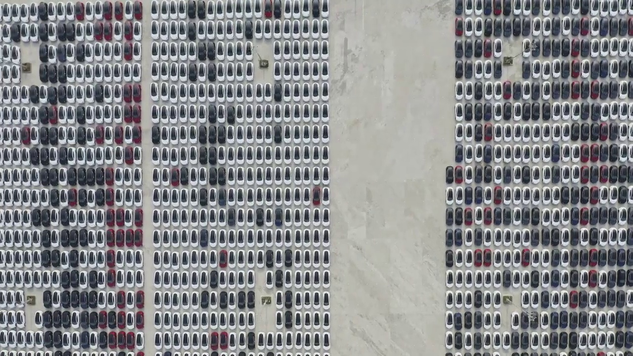 航拍汽车生产工厂露天停车场工业园区视频下载