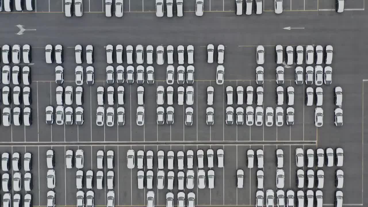 航拍大量汽车露天停车场视频下载