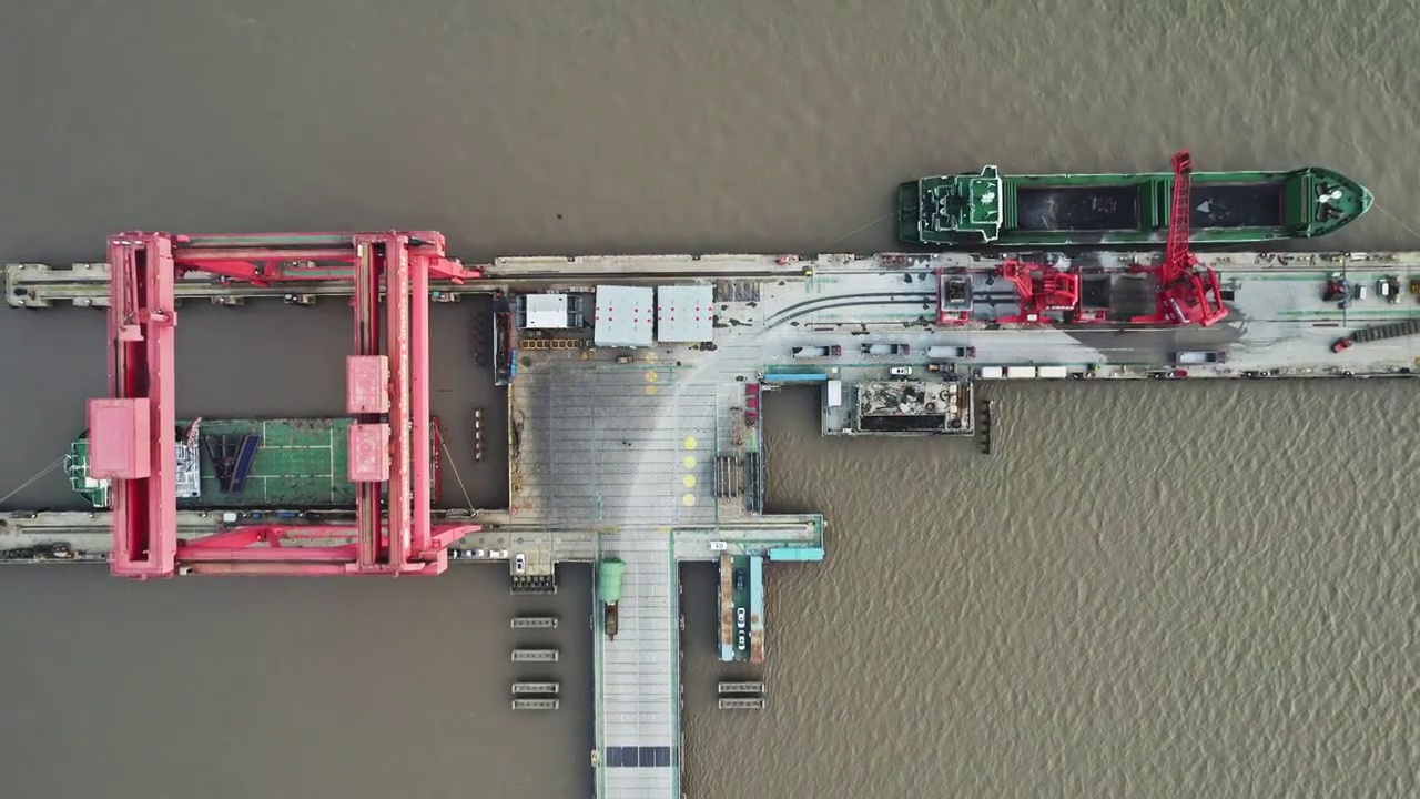 航拍货船码头与起重机视频下载