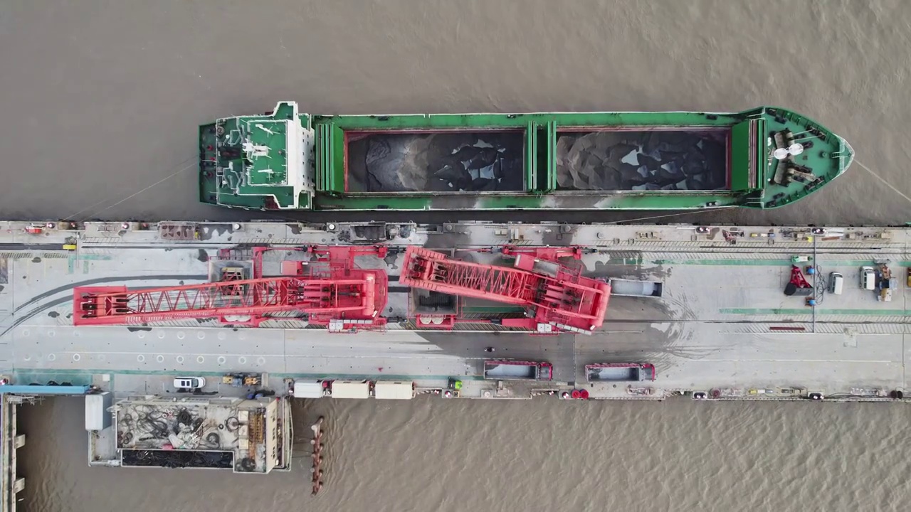 航拍货船码头与起重机视频下载