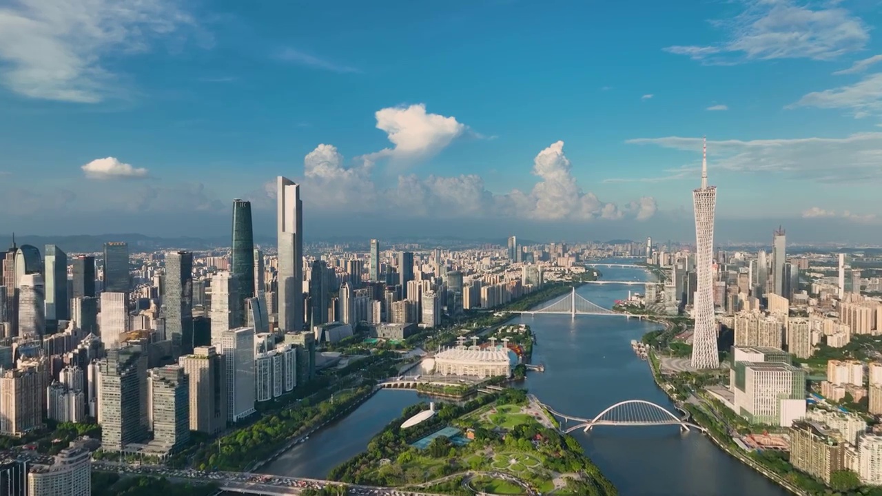 夏日广州蓝——午后阳光下的广州珠江新城、海心沙与广州塔视频下载