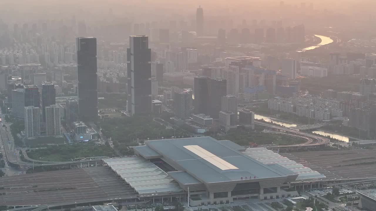 河南省郑州市高铁站（郑州东站）与城市天际线夏季日落户外航拍视频下载