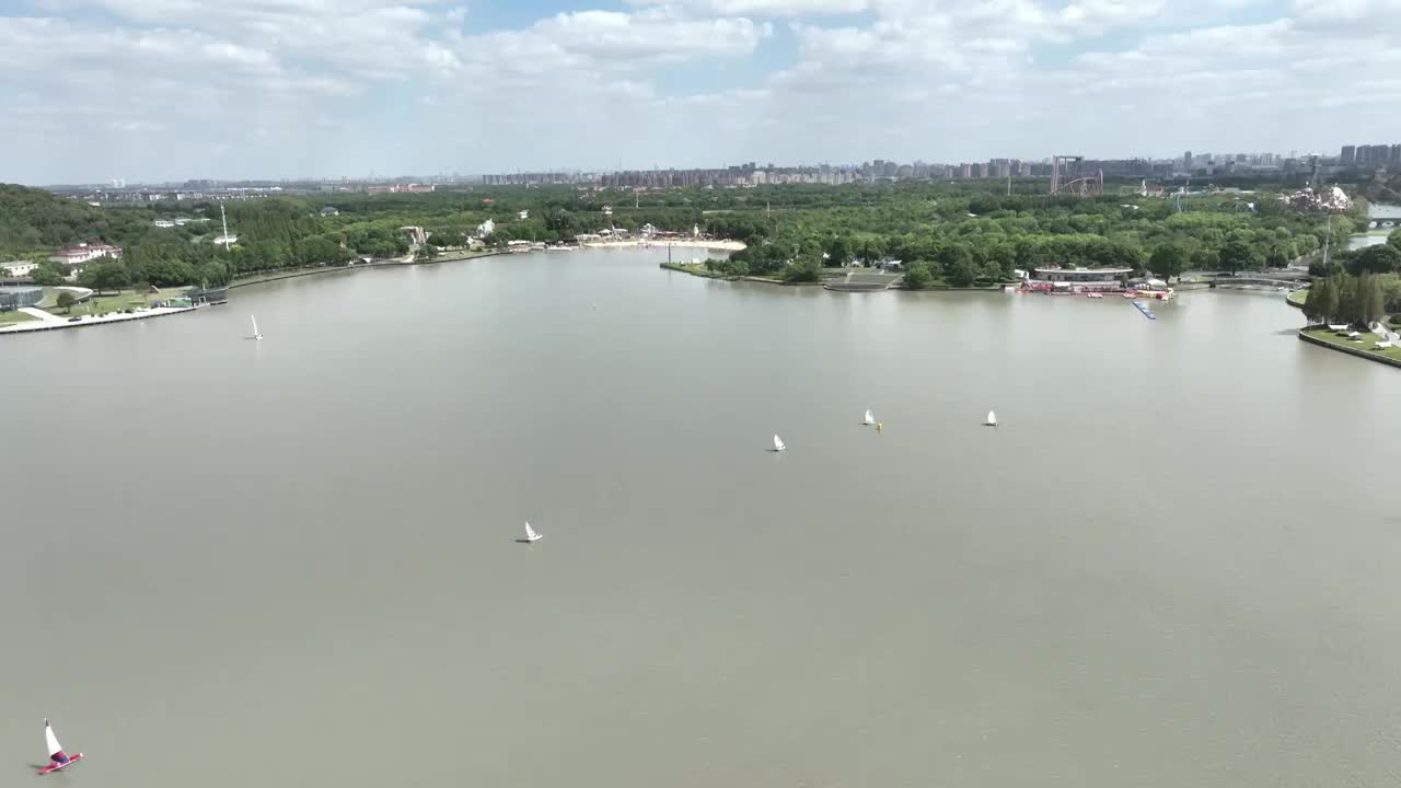 航拍月湖上的帆船4k视频视频下载