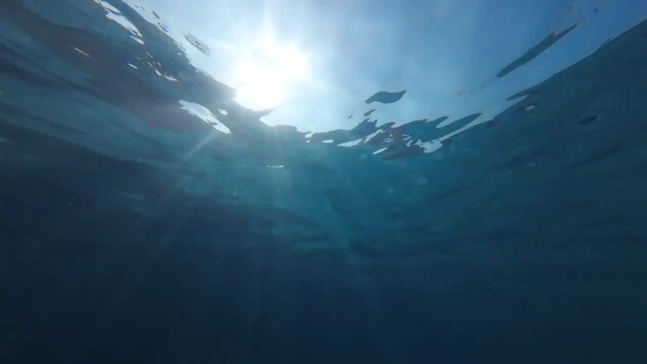 夏天户外游泳潜水阳光透过水面照进游泳池水底视频下载