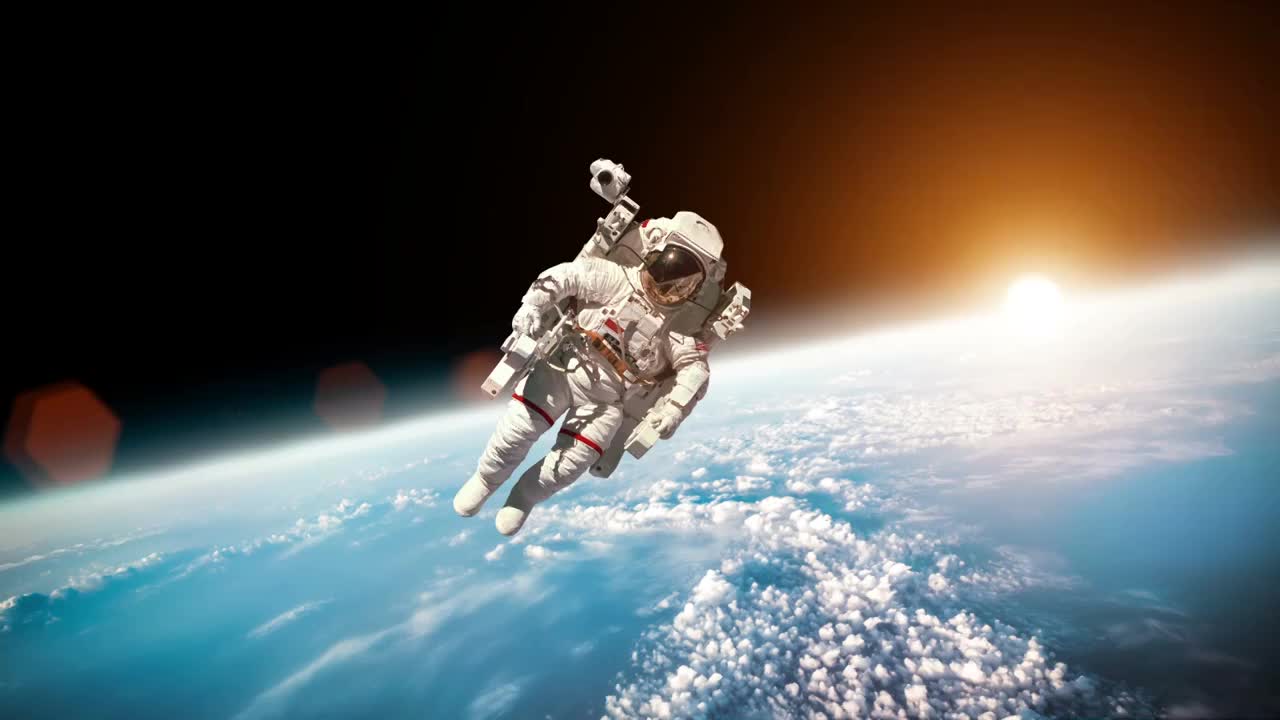 太空人在外太空对地球的背景。这张图片的元素由美国宇航局提供。视频下载