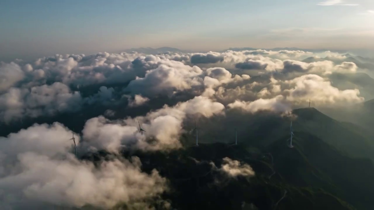 航拍惠东杨屋观音山风力发电机4k延时视频，航拍视角下的山间风力发电站视频素材