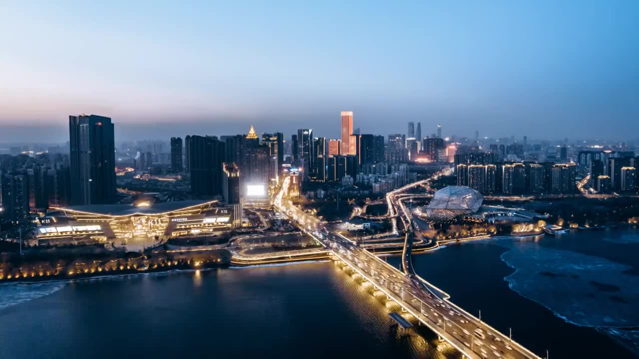 中国辽宁沈阳浑河大桥和城市天际线航拍夜景环绕延时摄影视频下载