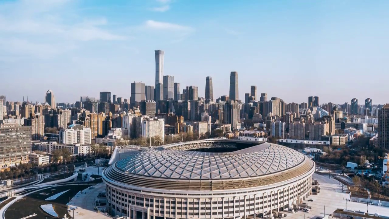 中国北京新工人体育场和城市天际线风光延时摄影视频下载