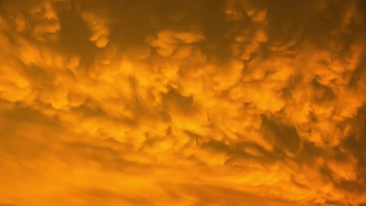 日出早霞天空中奇特天气的云延时摄影视频下载