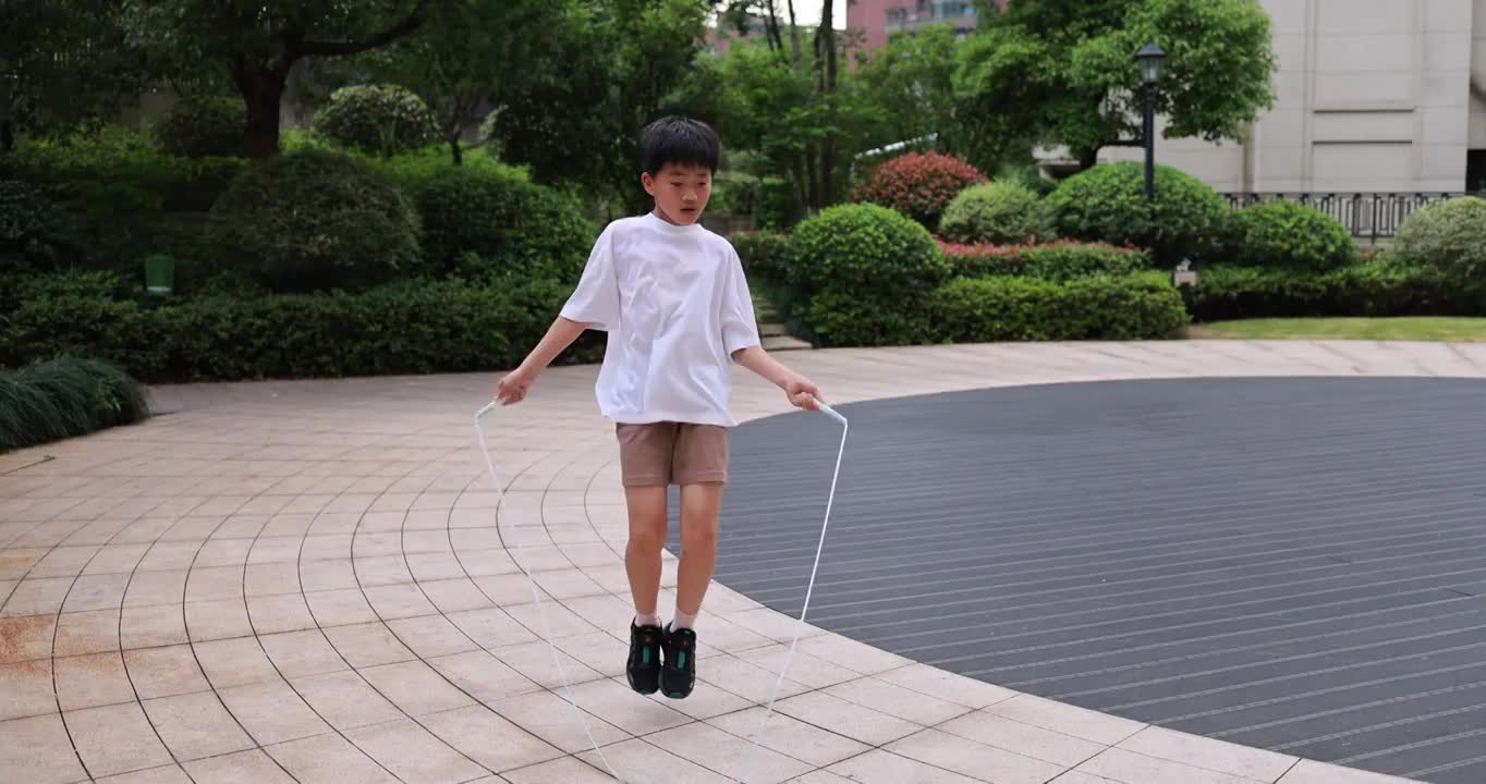 可爱的男孩在户外快乐跳绳视频下载