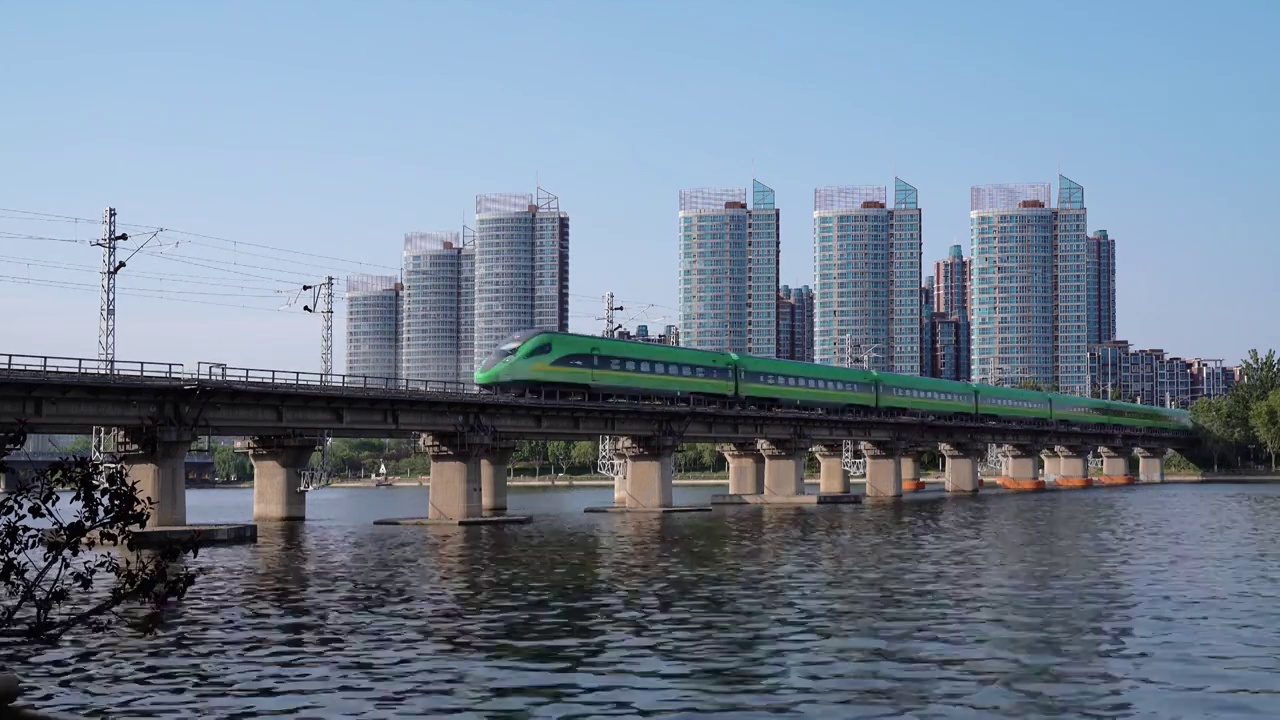 行驶中的高铁列车中国铁路和谐号铁路高架旅游旅行轨道通勤速度旅途视频下载