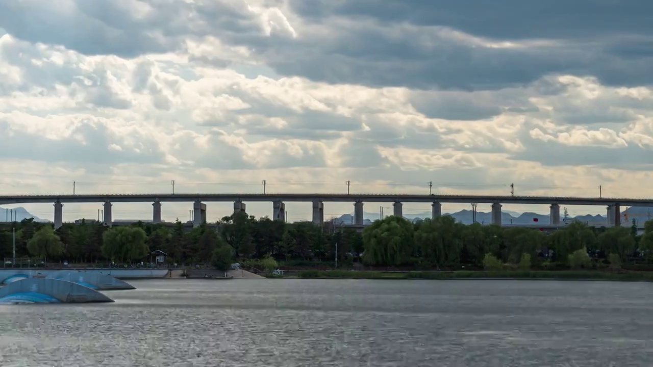 晓月湖铁路高架桥蓝天白云视频下载