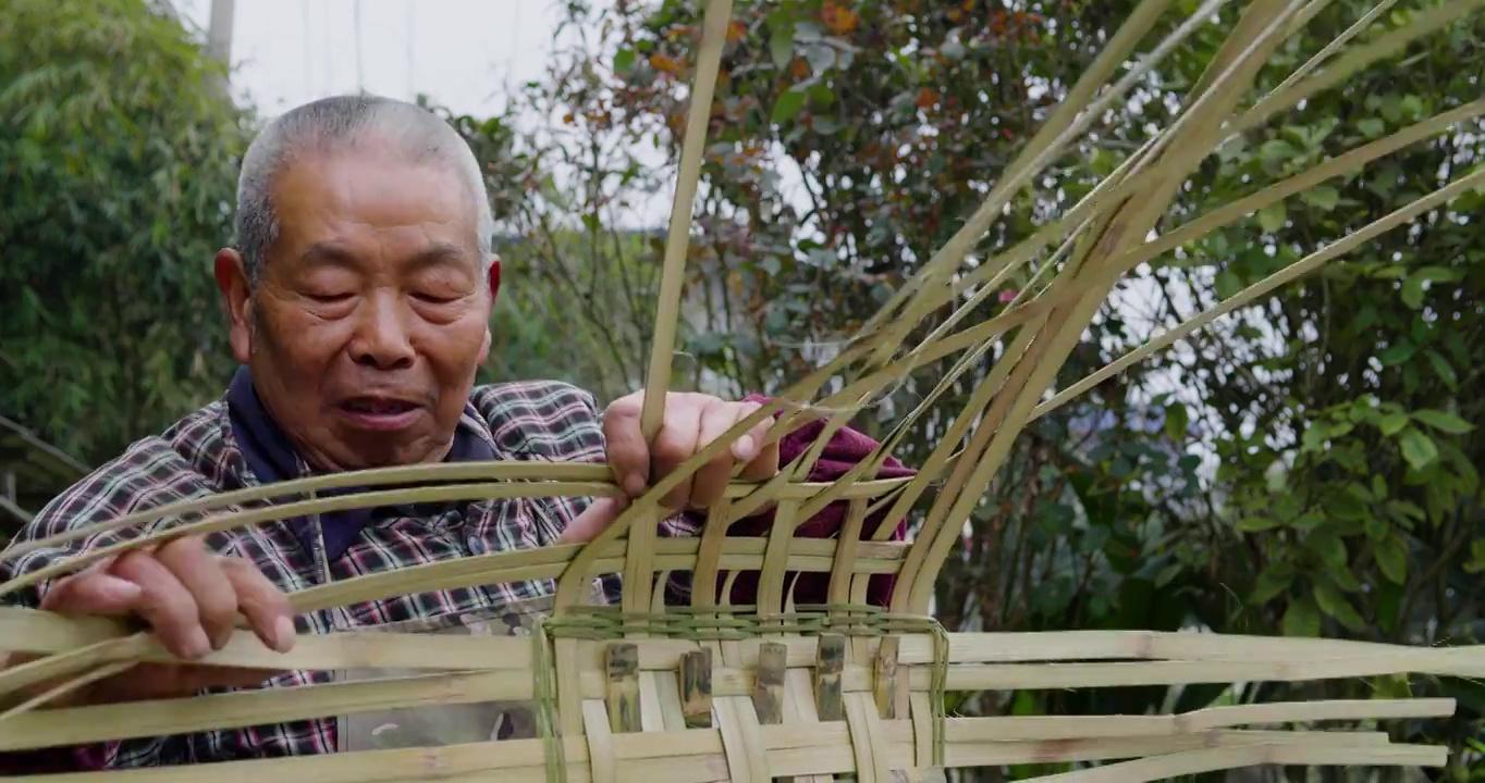 四川农村老人用竹条编制背篓传统手艺人视频下载