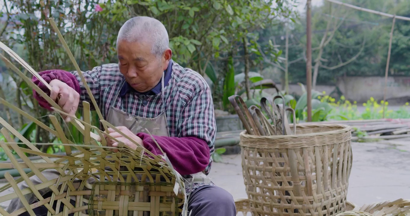 四川农村老人用竹条编制背篓传统手艺人视频素材