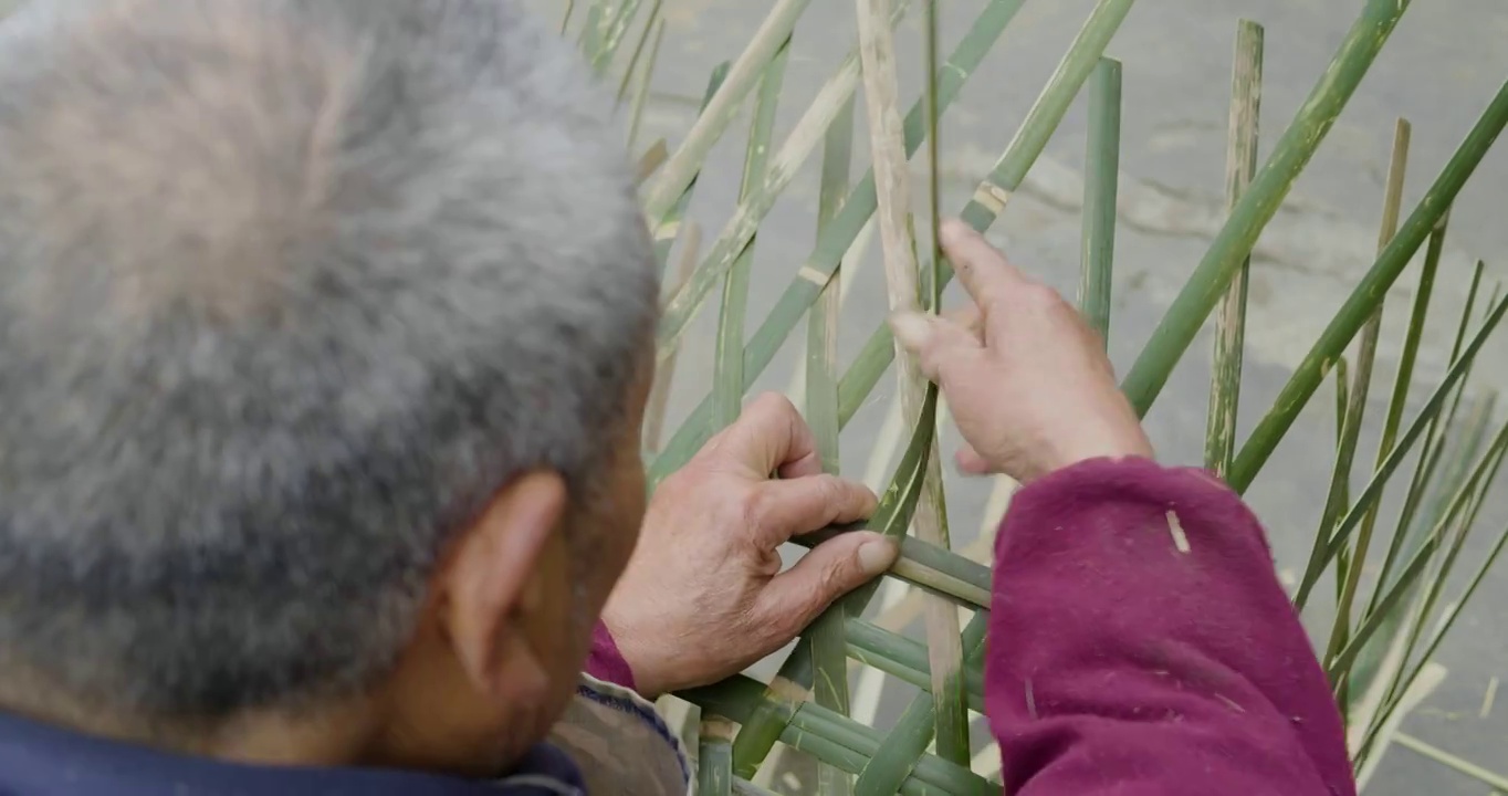 四川农村老人用竹条编制背篓传统手艺人视频素材
