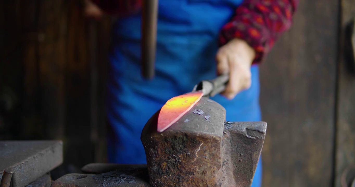传统手工艺铁匠打铁制作铁器特写镜头视频下载