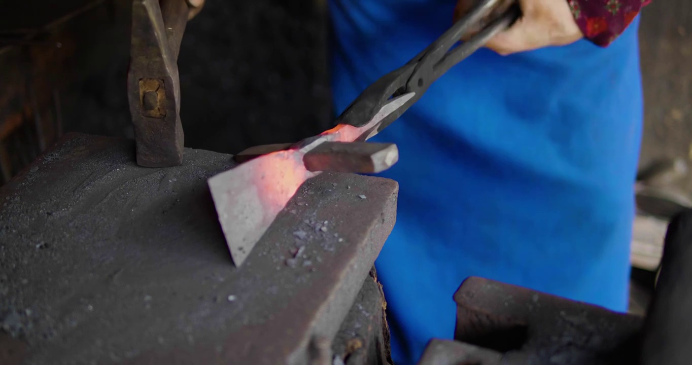 传统手工艺铁匠打铁制作铁器特写镜头视频素材