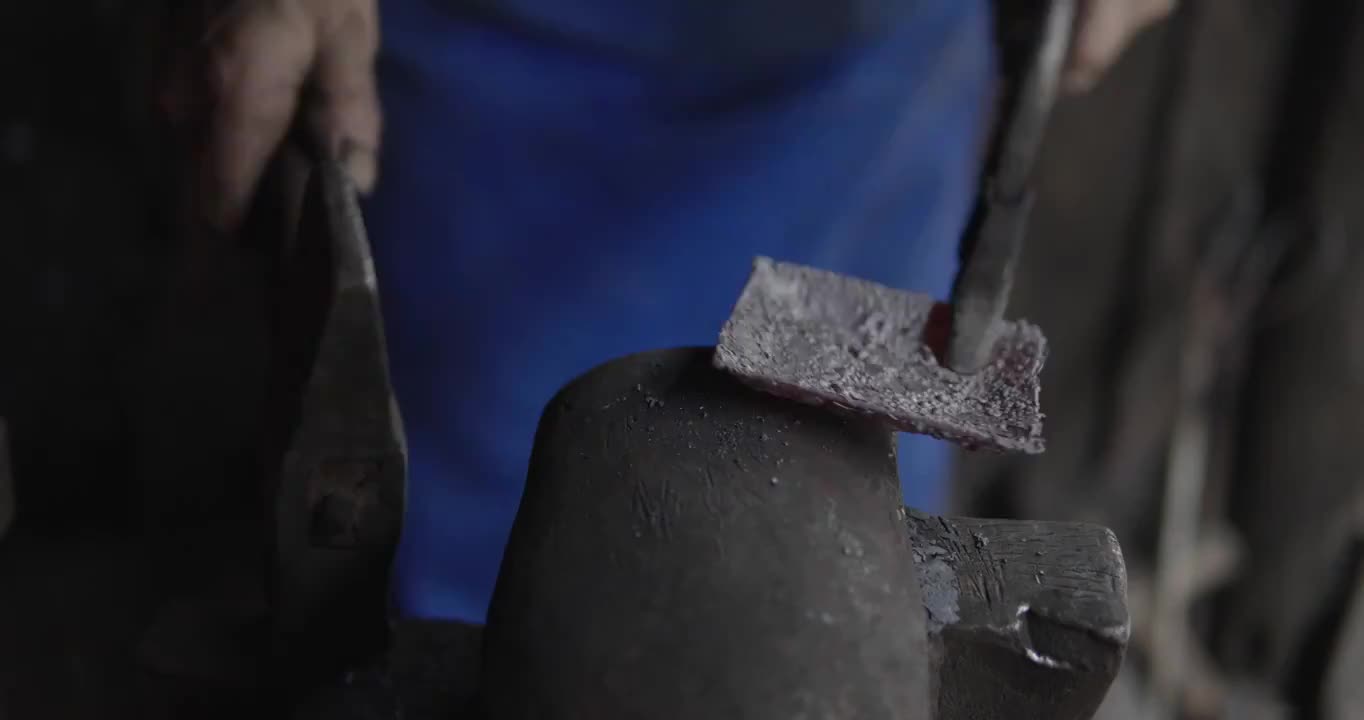 传统手工艺铁匠打铁制作铁器特写镜头视频下载