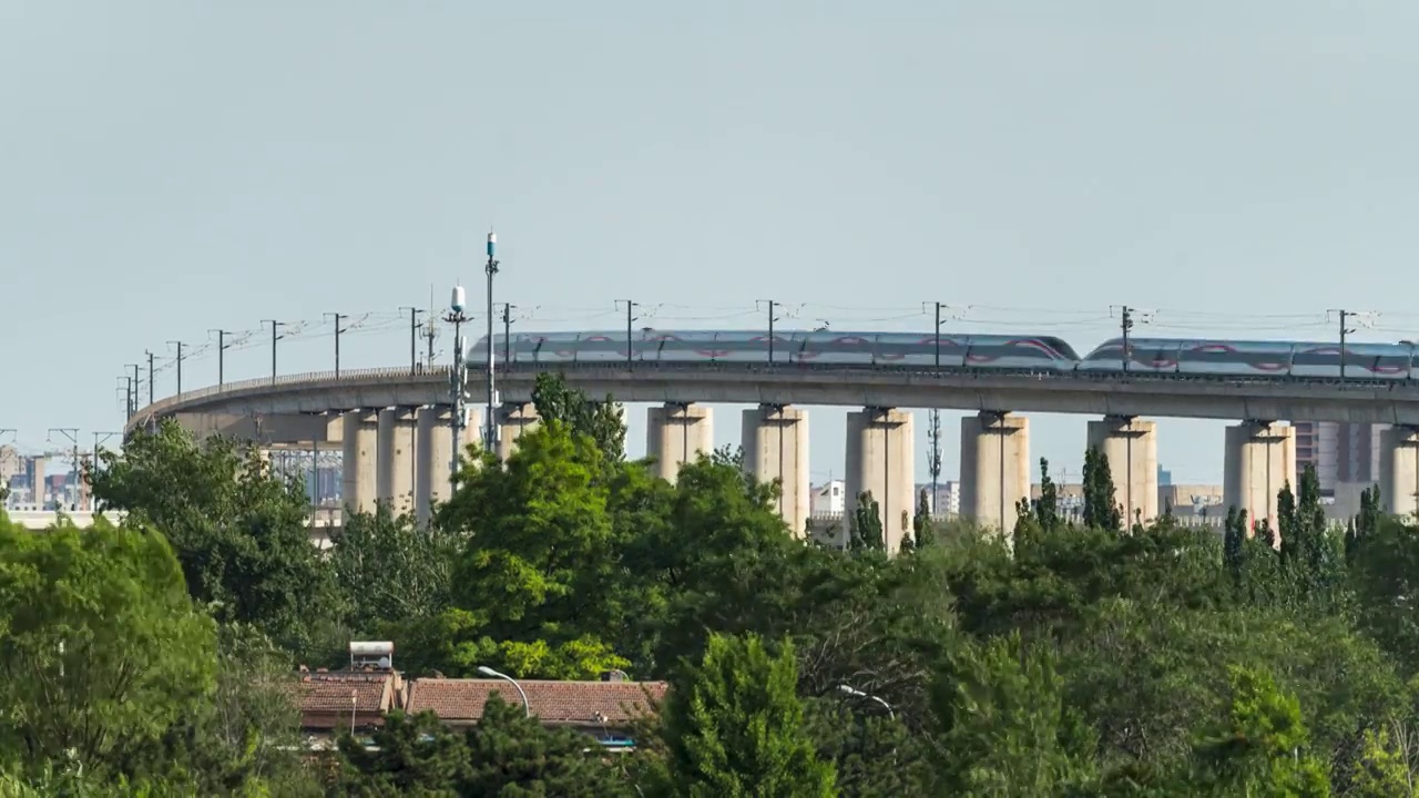 行驶在高架桥上的高速列车视频下载